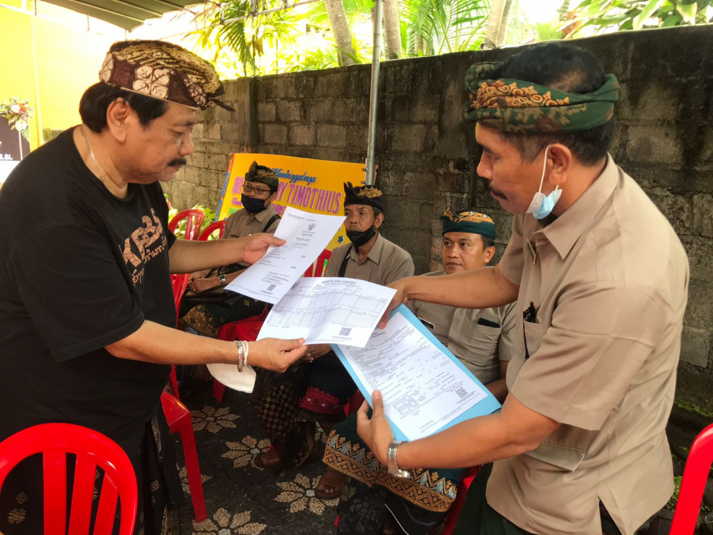 Dalung Smartvillage, Serahkan KK Baru dan Akta Kematian kepada Keluarga di Banjar Untal-Untal, Dalung